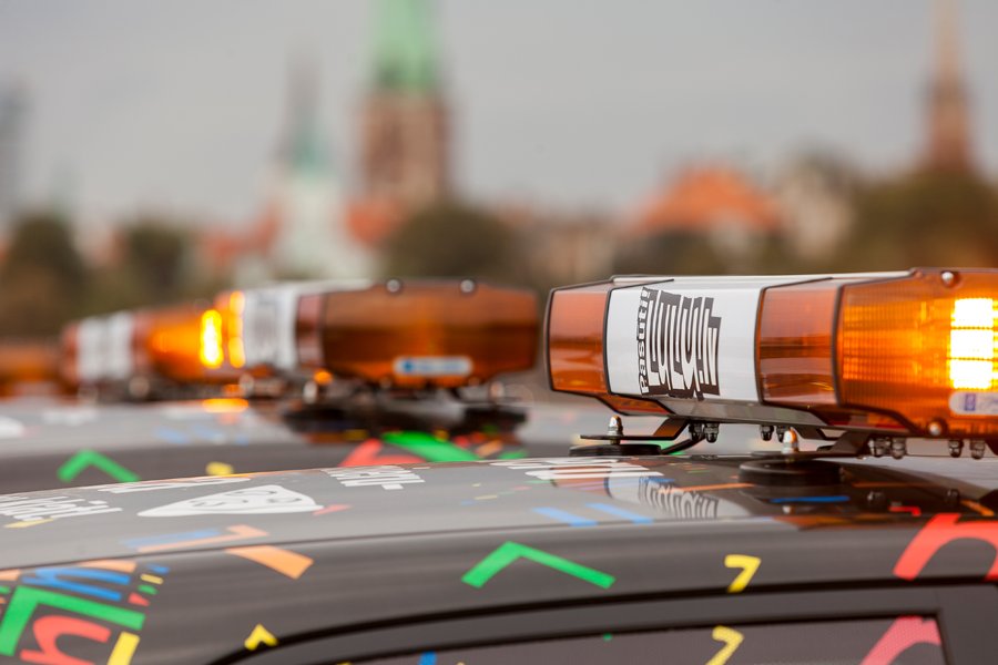 Esam papildinājuši savu braucamrīku pulku ar sešiem jauniem, košiem autiņiem, lai nemainīgi 49 minūšu laikā nogādātu līdz tavām durvīm karstas un gardas picas! 🚗🍕