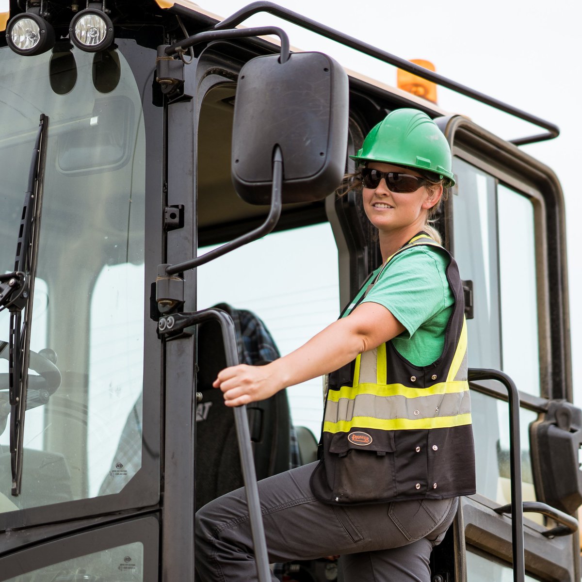 worksafesask's tweet photo. “Our company uses exceptional safety practices to make sure that we are all safe before we start any kind of work. It feels awesome to be apart of a company that takes extra care and attention when it comes to safety.” - Kelly McIntyre @SCSAonline #RewardingSafety #WorkSafe https://t.co/drfkKmXhot