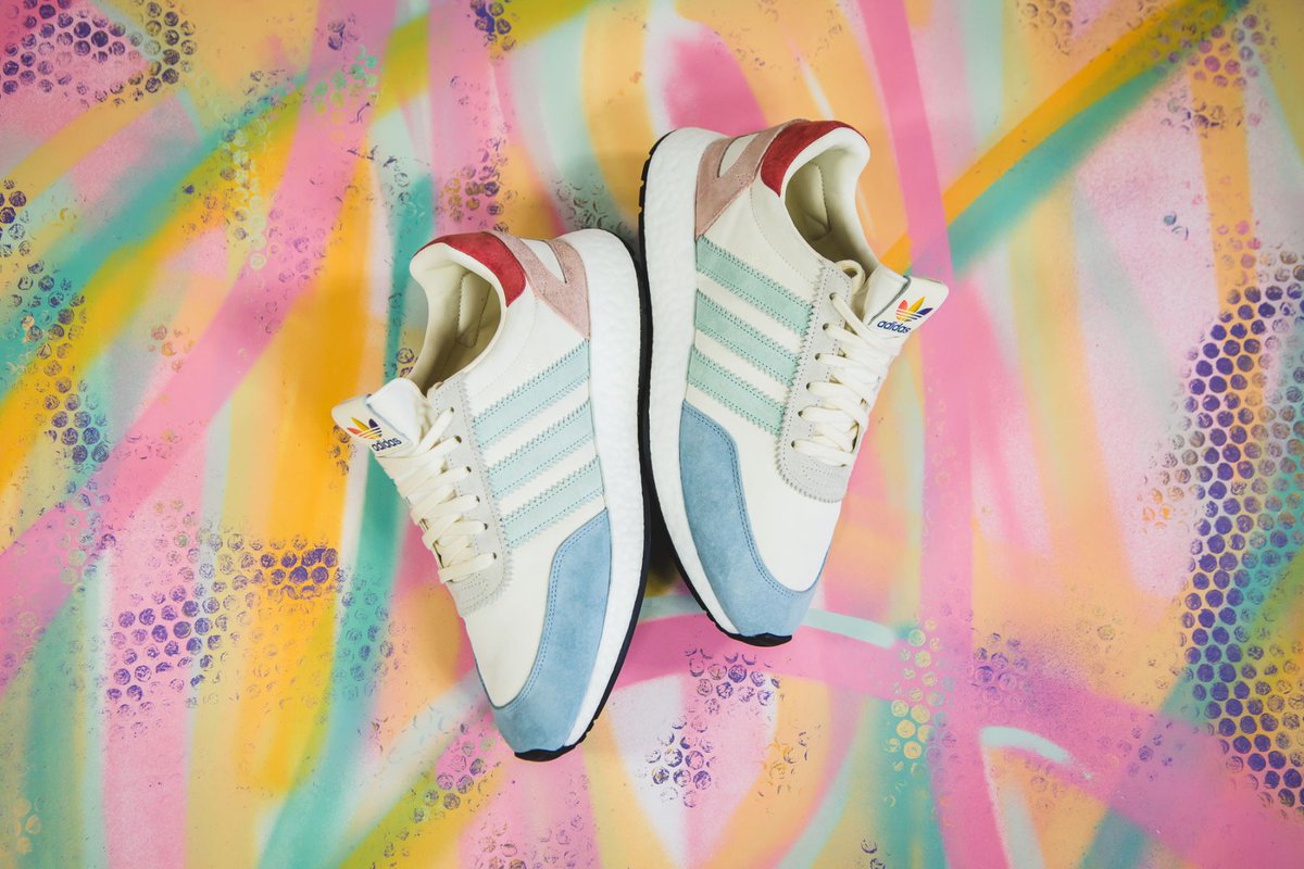 Der Adidas I-5923 Boost aus dem ''Pride Pack'' ist ein sehr farbenfroher Schuh mit einer tollen Message. Hier könnt ihr ihn unter anderem noch kaufen:

43einhalb: tinyurl.com/y9u7dpbc
Overkill: tinyurl.com/yarprfle
Asphaltgold: tinyurl.com/y725ucjx

pic <a href="/43einhalb/">43einhalb</a>