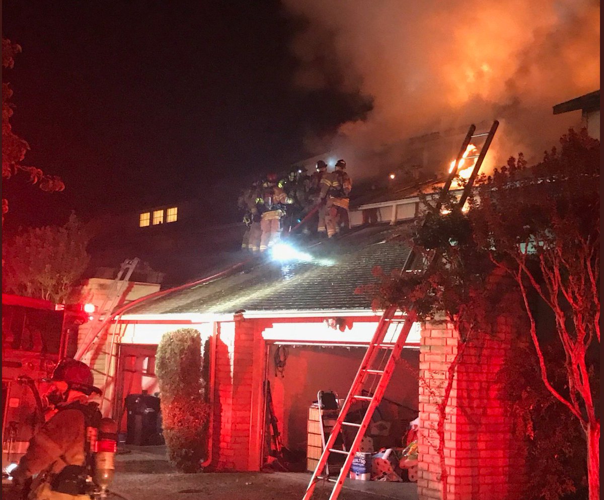 DavidCaraccio's tweet photo. 44 @metrofirepio and other personnel respond to knock this one down. Video: Lighting up the night, a fire damages this Sacramento area townhouse https://t.co/lh7pRV6CLe https://t.co/MrWutwQ4F6