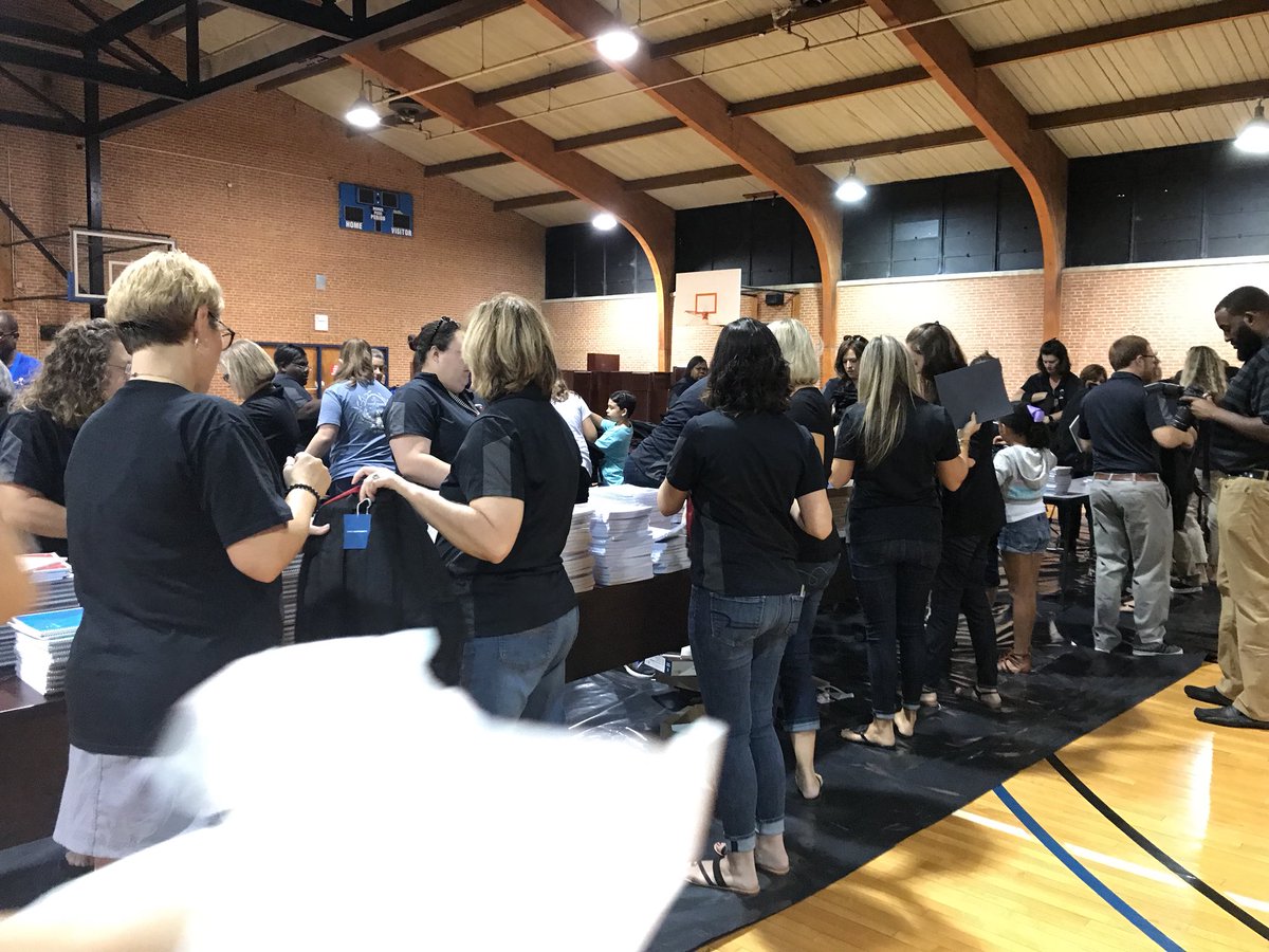 EmilyWThornton2's tweet photo. Packing back packs with school supplies at West Campus #gobigorgohome #cardinals @FOE_Counsels #joco2020 https://t.co/Y31X73xF03