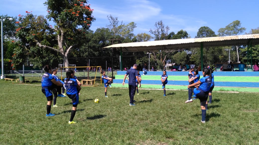 PNCSV's tweet photo. Las jugadoras del equipo de la #LigaAtléticaPolicial de #Ahuachapán relizan el calentamiento en las canchas del #Cafetalón en #SantaTecla y se preparan para el partido eliminatorio este día. #LAP2018 https://t.co/9q6aWpAijP