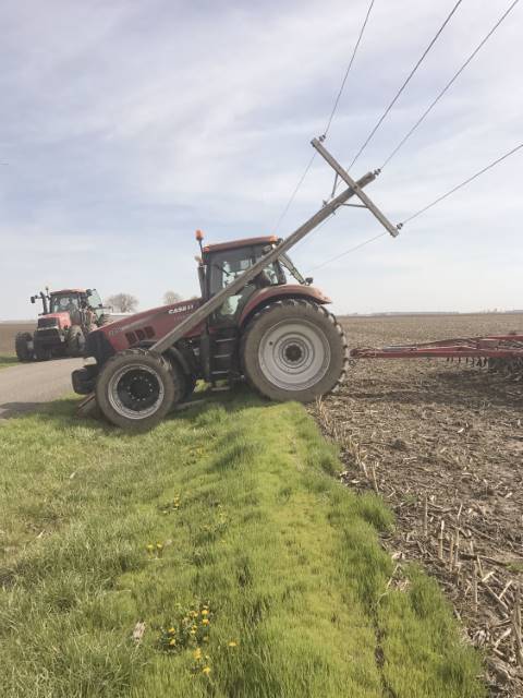 ILFarmBureau's tweet photo. Ameren Illinois gives 7 safety tips to help keep farmers safe when working near power lines: https://t.co/TeevNQzQ16
#NFSHW https://t.co/1vIU6sLtwm