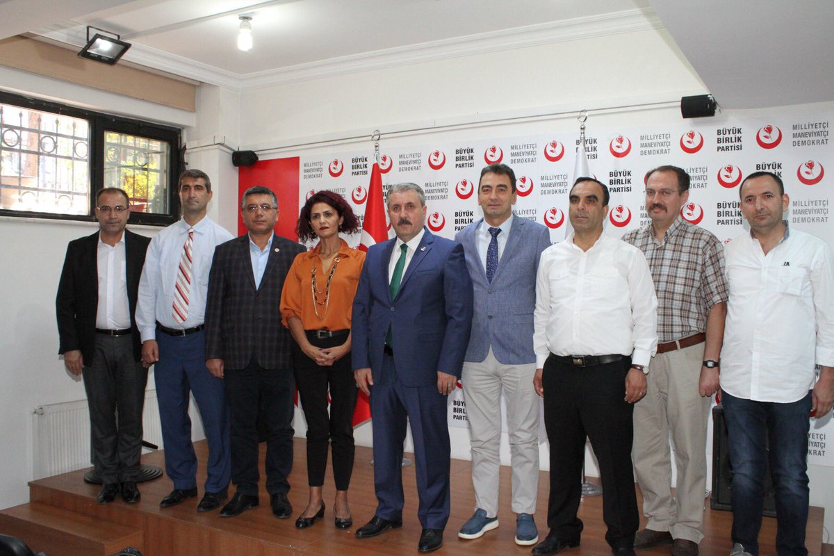 Mustafa_Destici's tweet photo. Haftalık olağan basın toplantımızda "Emeklilikte yaşa takılan vatandaşlarımızın temsilcilerini" ve Karadeniz Ereğli Teşkilat mensuplarımızı misafir ettik. https://t.co/8Wn9P8HsEb