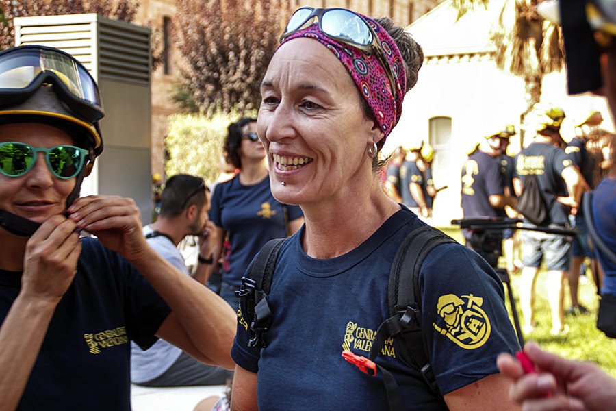 #DRETS | Belén Bueno, bombera forestal en vaga al #PaísValencià: "S’ha d’agrair la lluita de les bomberes que ens han obert el camí en un àmbit tan masculinitzat"  directa.cat/sha-dagrair-la… Per <a href="/EsterFayos/">Ester</a>  #BBFFenLluita