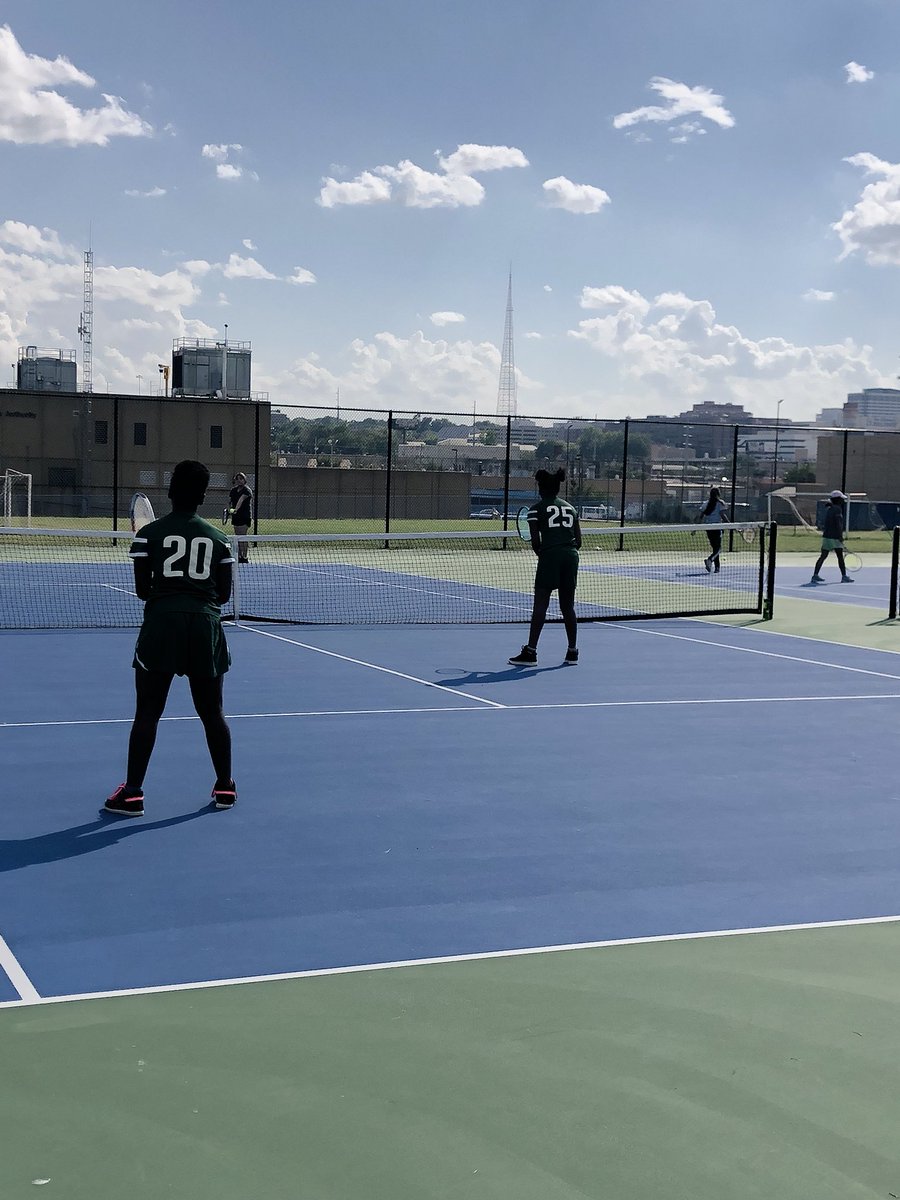 CYKC_EHS's tweet photo. Our #EastBears Girls Tennis team had an amazing scrimmage against Lincoln yesterday. They are having a blast learning the basics of tennis!! https://t.co/mxPILlba64