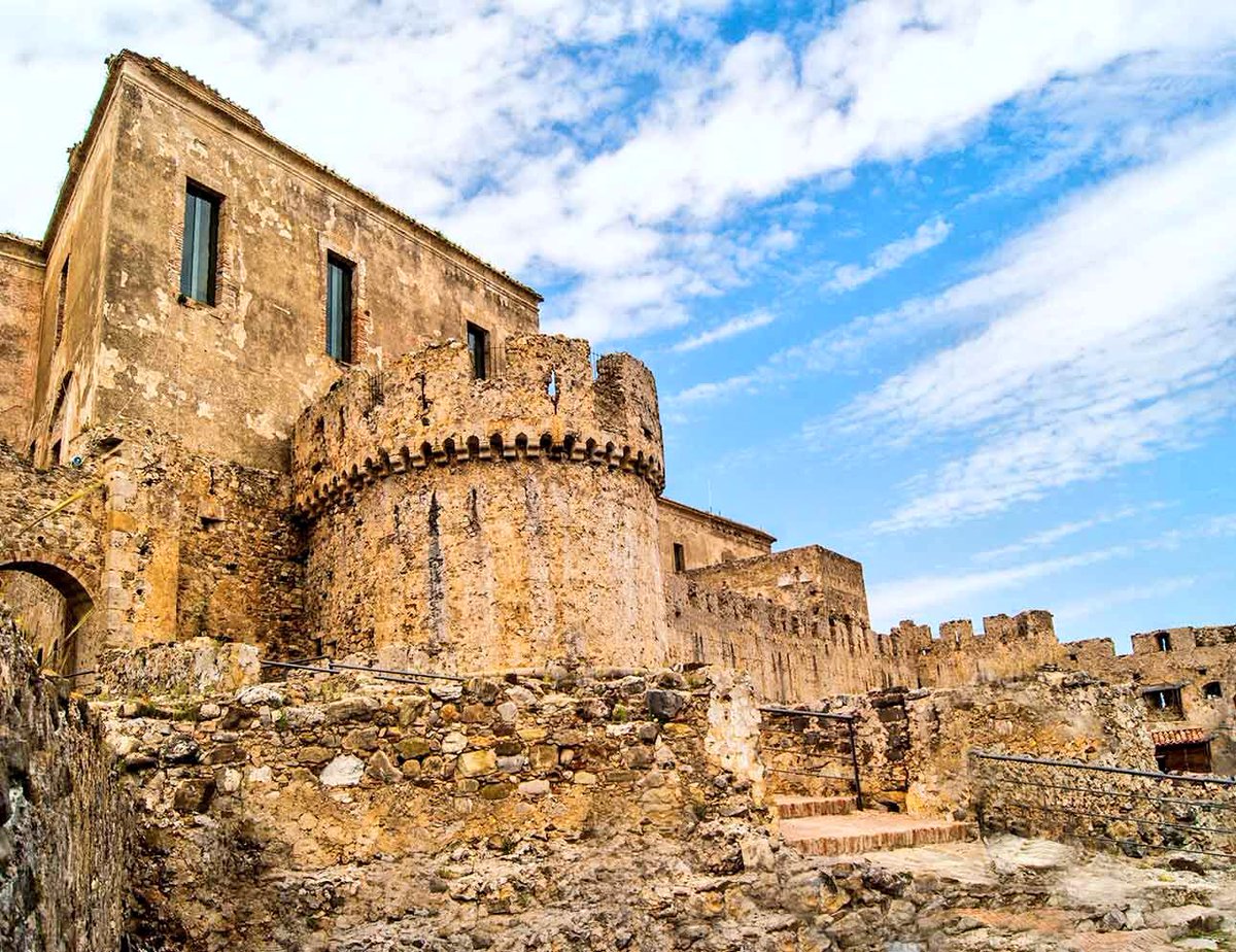 Conoscete #RoccaImperiale? Si trova in provincia di #Cosenza, bagnato dal Mar Jonio e situato al confine con la Basilicata. Meraviglioso e autentico #SudItalia.