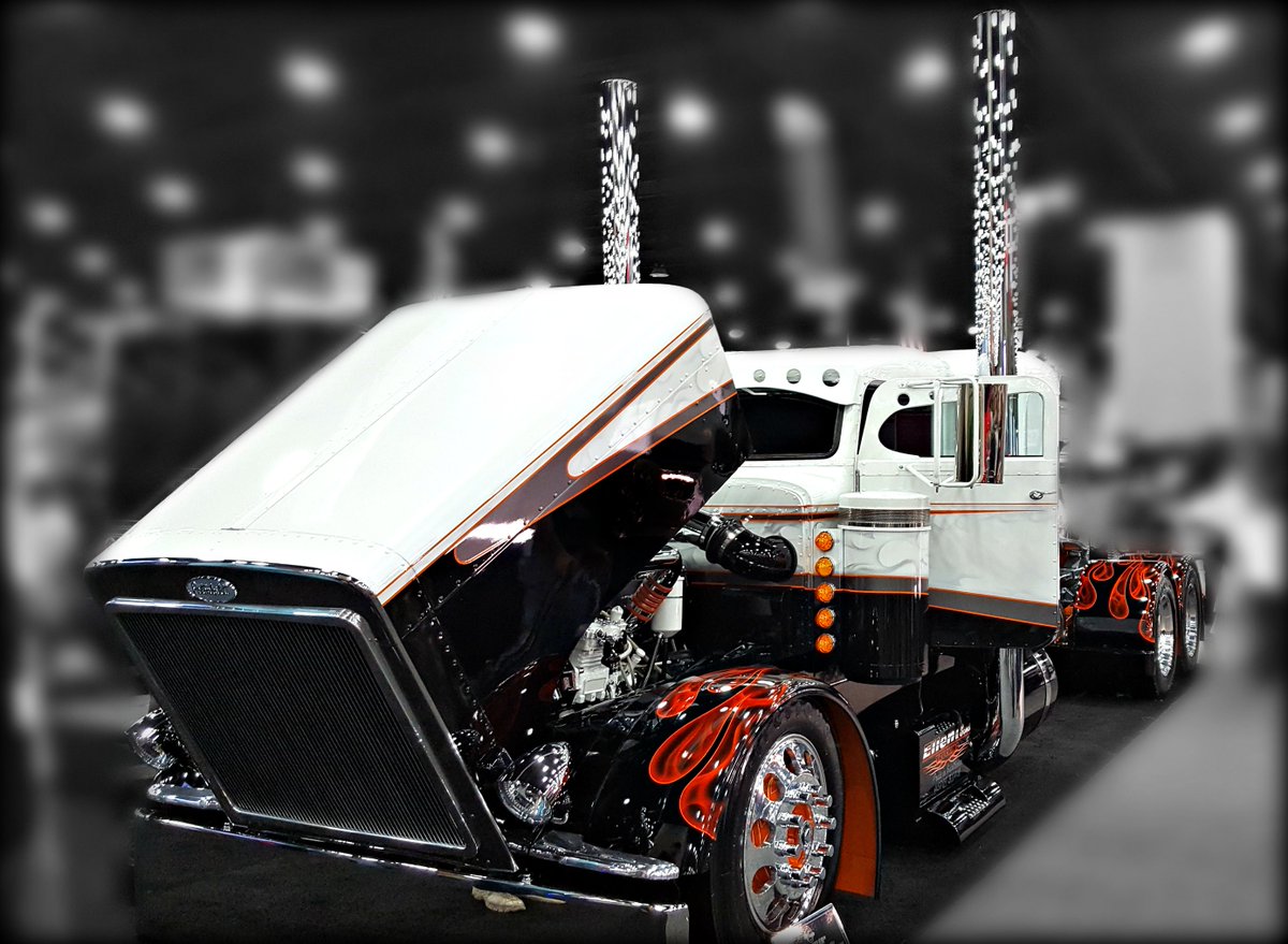 WoodysAcc's tweet photo. This Peterbilt is hot, Hot, HOT!! 🔥🔥🔥 Gorgeous truck!
Photo Shot by Woody's rep. Matt Rasmussen and edited by our media director Monette Long. #peterbilt #showtruck #bigrig #autoparts #onlineshopping #chrome4u #freightliner #kenworth #Flames #custompaint https://t.co/kHPOZa5fUG