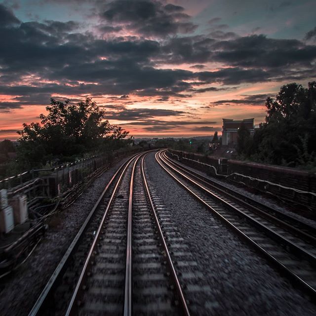 metsimages's tweet photo. A perfect ending to the day 🌇
#metsphotography_net #streetexposure #moodygrams #splendid_urban #tunnelrunnin #loves_london #undergroundrailroad #thisislondon #gramslayers #tv_longexposure #urbexnet #ig_dynamic #ig_great_shots #lowlightleague  #undergroundartists #transfer_vi… https://t.co/FtmtVEFSJA