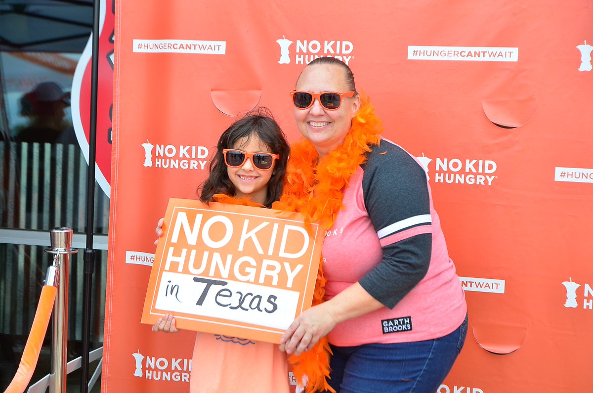 nokidhungry's tweet image. Helping to end #ChildhoodHunger is as simple as:
➡️ Retweeting to tell the world that #HungerCantWait
➡️Dining out for #NoKidHungry at 15,000 restaurants nationwide.
Find participating restaurants and learn more here 👉 bit.ly/2N71XIa