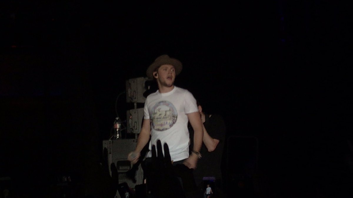 NewAnglenjh's tweet photo. Itβs really been a whole ass year since I saw Niall at #FlickerSessionsLA I miss him :( https://t.co/kfxEROgJNs