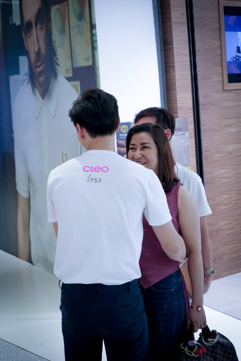 Real_Gung's tweet photo. เป็นอีกหนึ่งครอบครัวที่น่ารักป๊าม๊าน่ารักมากไม่แปลกใจเลยว่าทำไมพิกังถึงได้น่ารักขนาดนี้งืออออ #กังเป็นหมี #ConversationThailand https://t.co/zBhbYiNl81