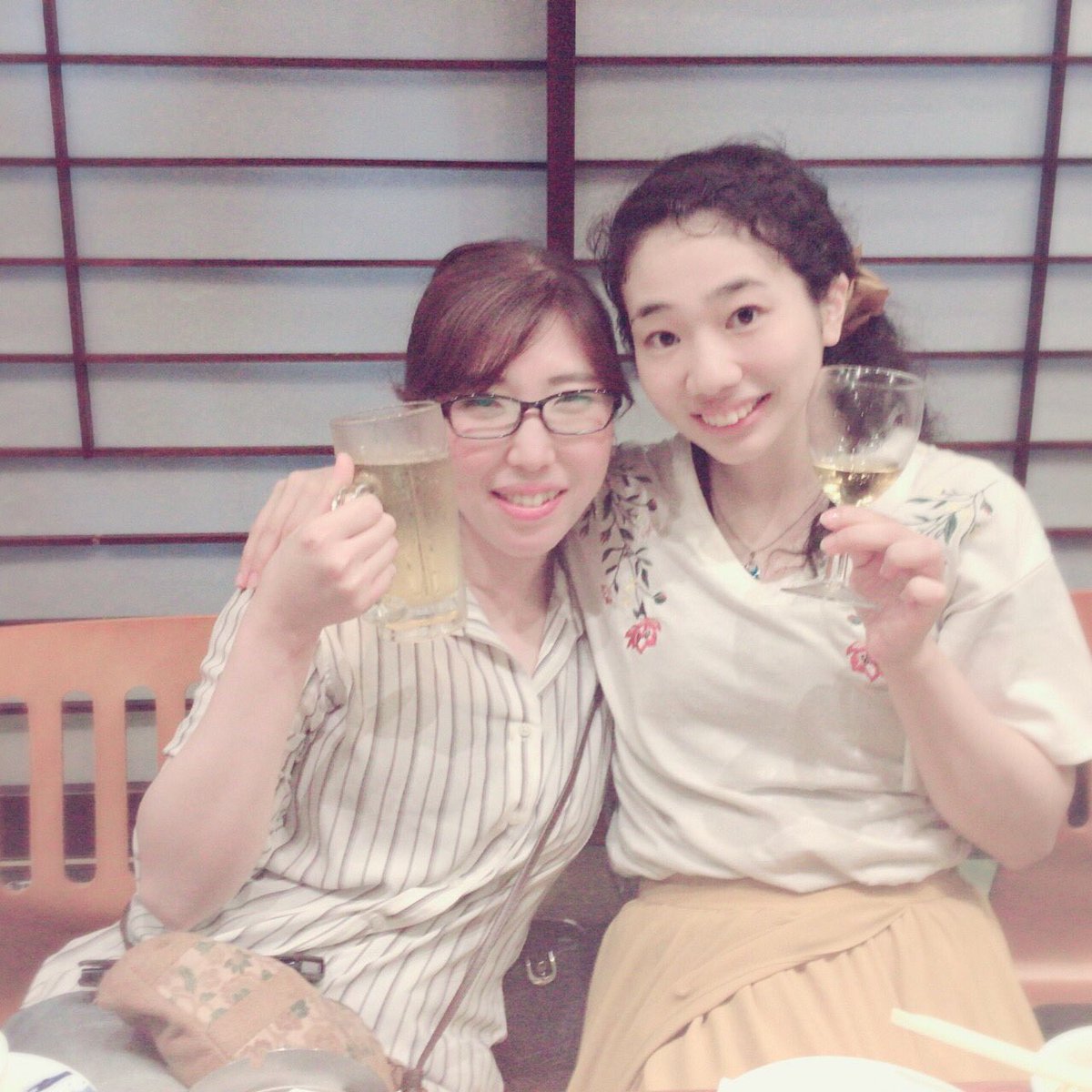 rin1024rin's tweet photo. 一作目の「Aの項目」でご一緒だった、たのちゃん♪
今回は別作品だったけど、会えるとホッとしたなぁ〜♡(*´꒳`*)

打ち上げにて、お客様が下さったというトカイワインを頂きました☆
ホームズとワトスンが飲んでいたワインだそうで…✨
美味しかったです、ありがとうございました(๑˃̵ᴗ˂̵) https://t.co/W50fYxdgIc