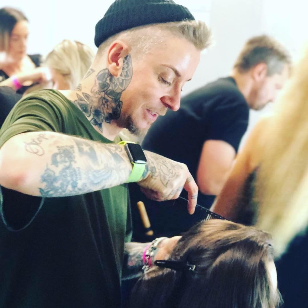 HarrisGibbsHair's tweet photo. Chris is back in the salon today, after an incredible few days in London working alongside @TIGIPro #sessionteam for the @MarkFastKnit & @EdelineLee SS19 shows at London Fashion Week
#hair #fashion #lfw #sessionhair #bts #harrisgibbshair #JQ #jewelleryquarter #birmingham #tigi https://t.co/BjhLxPaClt
