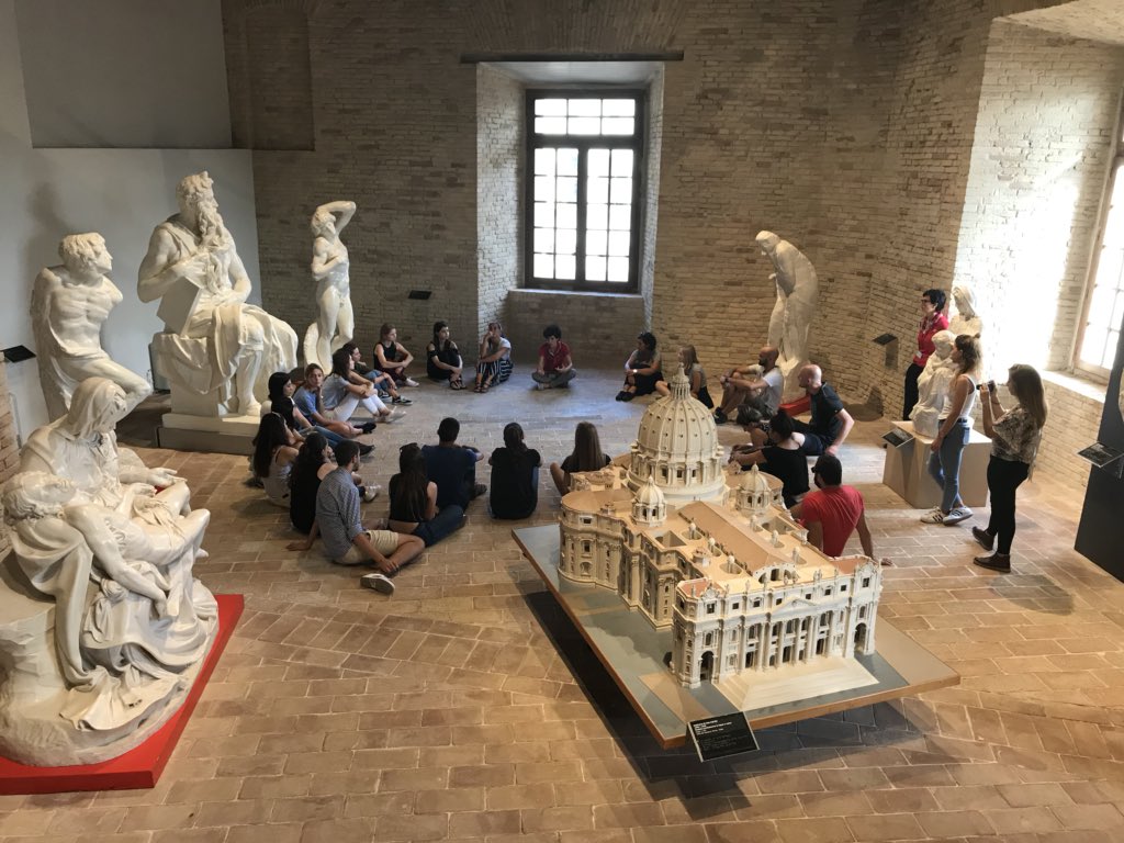 MuseoOmero's tweet photo. Benvenuti nella città di #Ancona ai ragazzi #Erasmus 🌎 che frequenteranno l’@UnivPoliMarche, oggi in visita al #museoomero https://t.co/bssbHhFAQd