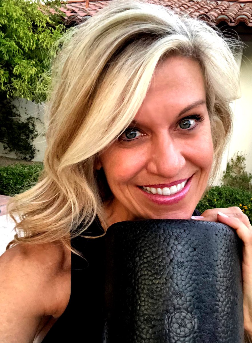 FitFabFor's tweet image. Stretching is best with rollers + straps ! Link here ➡️ for my #Stretching #workout fitfabforever.com/2018/09/18/str… #fitness #healthy #Relaxation #WednesdayMotivation #fitnesslife #fitnessgirl