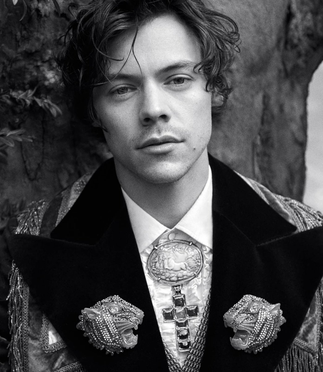 1Dliveupdates's tweet photo. Harry dressed in Gucci for Gucci holding cute baby animals. Happy Hump Day 😍 https://t.co/xkb4gBnjyj