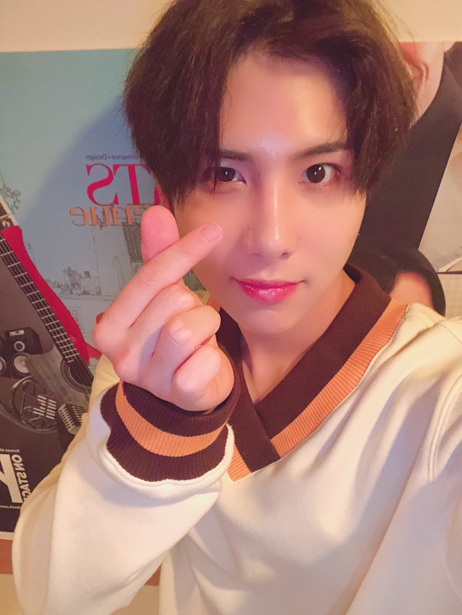 official_ACE7's tweet photo. [#ACE_PHOTO] 약속한 준•동 셀카에 와우, 김병관, 찬이를 얹은 완벽한 저녁셀카가 도착했습니다♥

#준동의저녁은 #육라면이었어요
#맛있는저녁 #완벽한식사 #뇸뇸
#에이스 #ACE https://t.co/4oeHDbT4uT