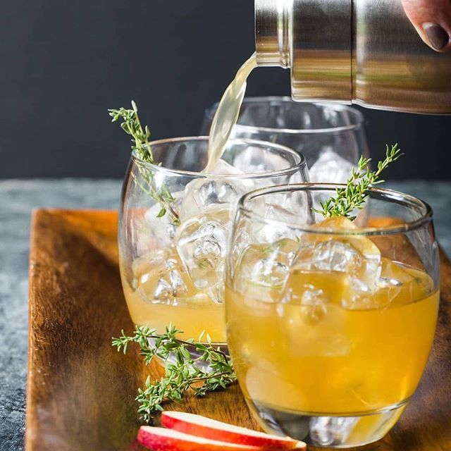 garnishwlemon's tweet photo. These Bourbon Apple Cider Cocktails will warm you from the inside out and keep you toasty all season long! The perfect fall cocktail!⠀
⠀
#bourbon #cocktails #apples #cider #drinks #dranks #cheers #happyhour #tailgating #bathccocktails #fall #huffpos… https://t.co/18YSzHzt9r https://t.co/3XBbFDNoR0