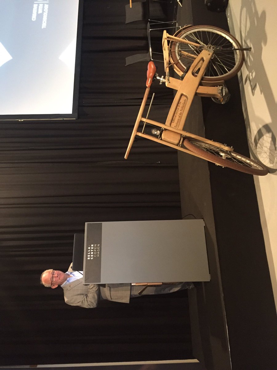 _Marije_'s tweet photo. The role of the bike in a smart city now at the Forum: warm welcome by @copenhenken and already nice take away city of Copenhagen #ITSWC18 https://t.co/ZBqdaDhRSG