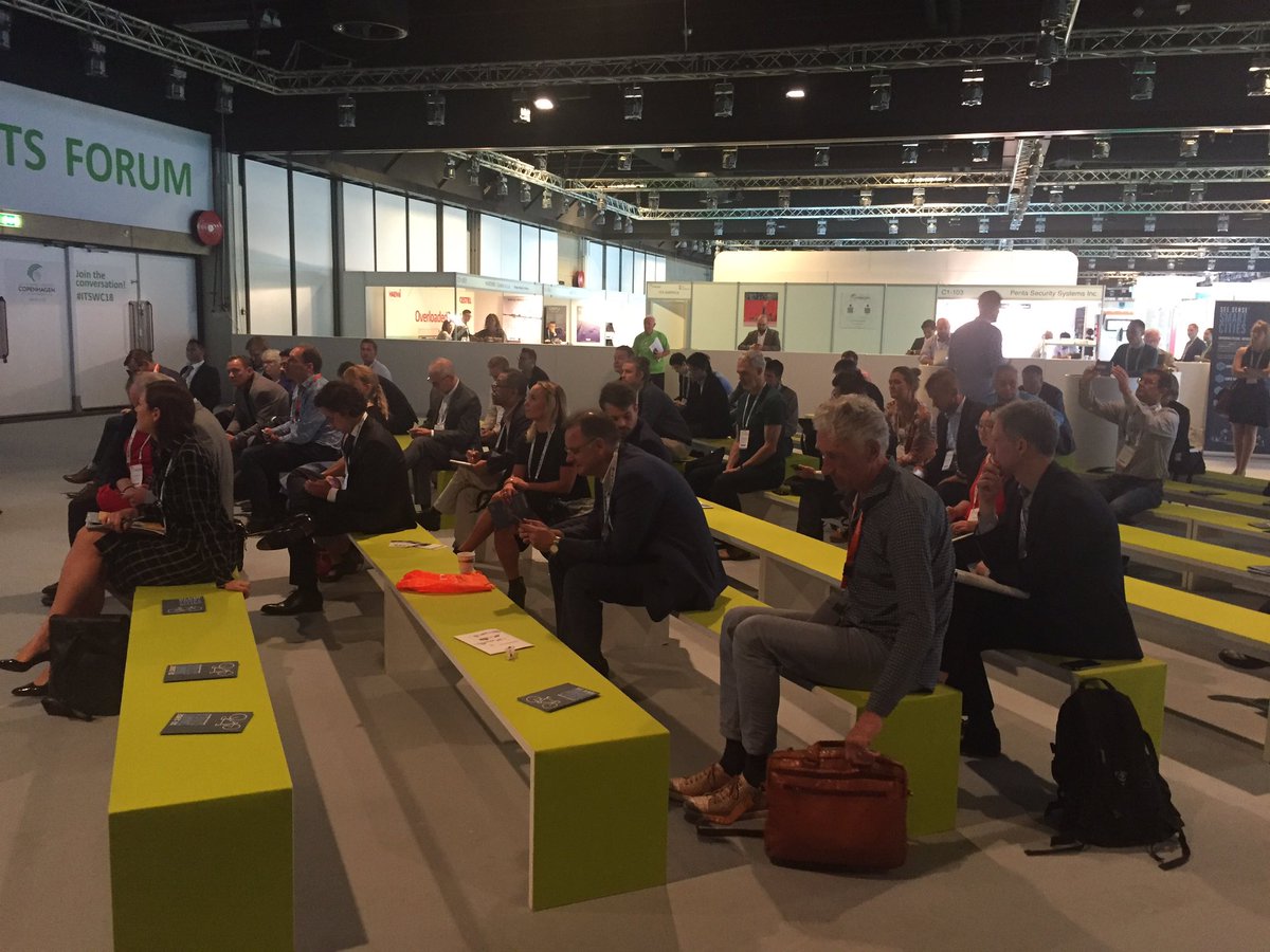 _Marije_'s tweet photo. The role of the bike in a smart city now at the Forum: warm welcome by @copenhenken and already nice take away city of Copenhagen #ITSWC18 https://t.co/ZBqdaDhRSG