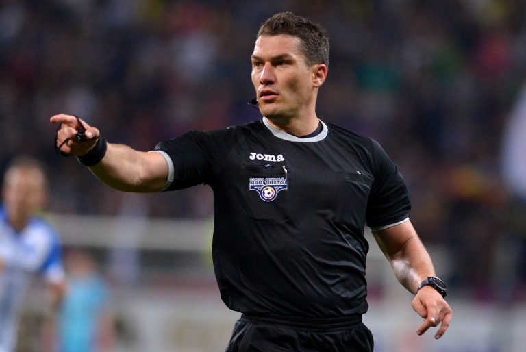 JomaSportRO's tweet photo. Istvan Kovacs, arbitrul român prezent la Uefa Europa Leauge, în cadrul meciului Villareal – Rangers. 👉 🇷🇴 🏃‍♂️
Află mai multe aici: https://t.co/QcRd4tTVoW
#ExerciseYourFreedom #JomaRomania #RespectPentruSport #JomaProudSponsor #UEFAEuropaLeague https://t.co/Mvndejb15m