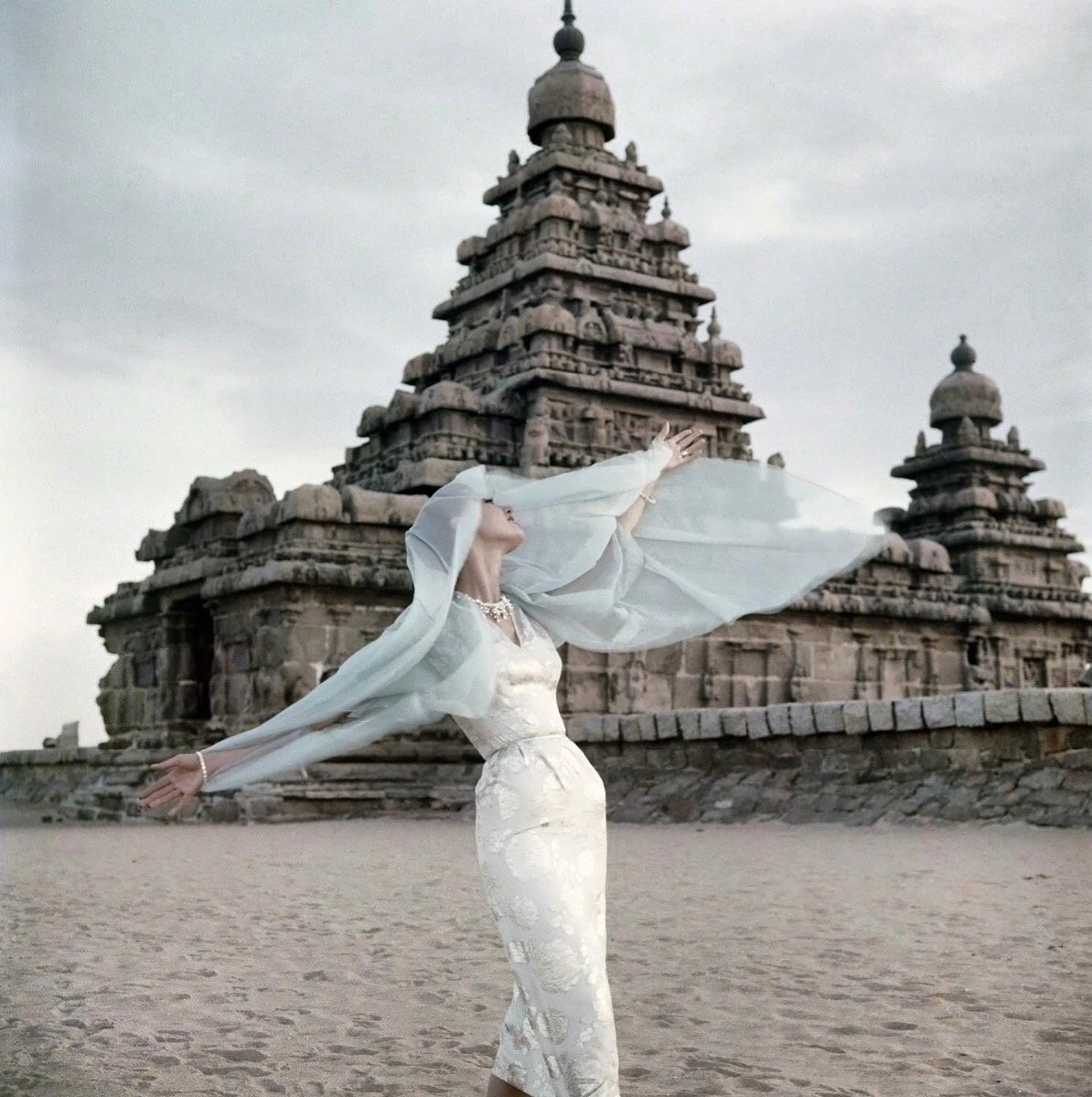 StolenPhotograf's tweet photo. Barbara Mullen for Vogue , Shore temple at Mahabalipuram , TamilNadu , India ,1956.
Photo : Norman Parkinson.
#mahabalipuram #chennai #tamilnadu
#vogue #barbaramullen #fashion #photoshoot #magazine #temple #india #model https://t.co/md3il8yE30