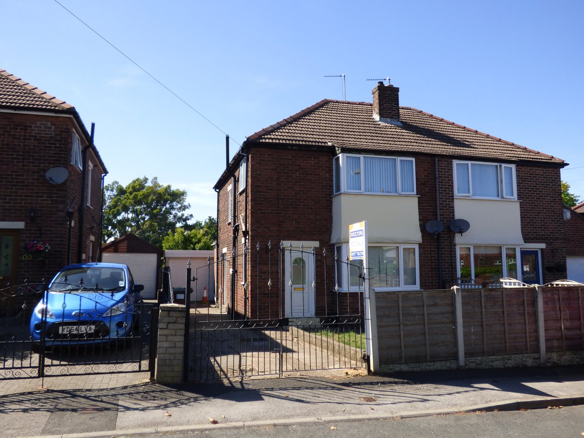 Ideally meeting the requirements of the 'young and growing' family buyer.  This 3 BED SEMI enjoys a CUL-DE-SAC location with REPUTABLE SCHOOLING, an array of amenities and COMMUTING LINKS close by. 

boultonsestateagents.co.uk/properties/115…