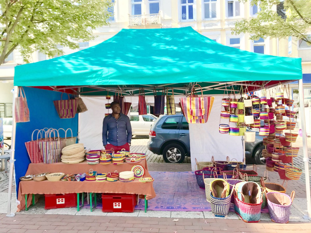 Ab jetzt können Sie unsere tollen Produkte mittwochs auf dem Ottensen Markt und donnerstags auf dem Schulterblatt Markt kaufen. Anfang der kamerunisch-madagassischen Zusammenarbeit #kunsthandwerk #naturfreundlich #handgefertigt #madagaskar