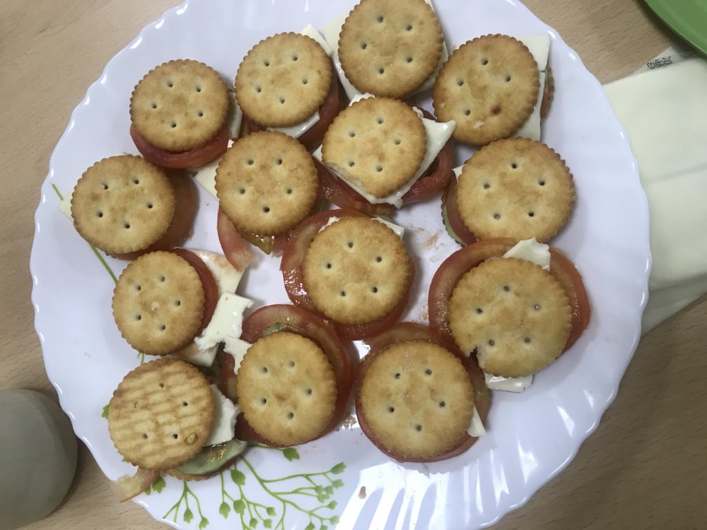 dikshamadaan6's tweet photo. Flameless cooking #Monaco burgers#made by nursery class @pwskaushambi @sapna_sukul @SonaliPrakash9 @VesraMehak @reema_karwal https://t.co/TpvDEB9Ot6