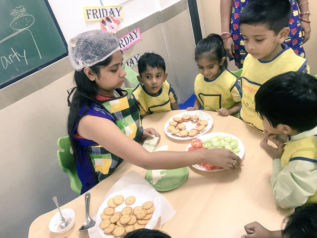 dikshamadaan6's tweet photo. Flameless cooking #Monaco burgers#made by nursery class @pwskaushambi @sapna_sukul @SonaliPrakash9 @VesraMehak @reema_karwal https://t.co/TpvDEB9Ot6
