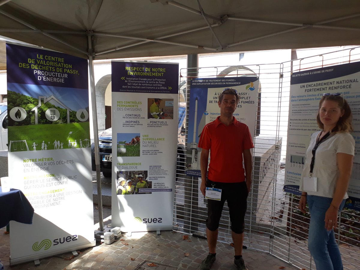 sandrinelamiral's tweet photo. Le #sitom et @suezFR à la rencontre des habitants de la #valleedelarve. Tous engagés pour améliorer la #qualiteair ! @atmo_aura #CCPMB #fondsairbois https://t.co/LdE87Sn0rE
