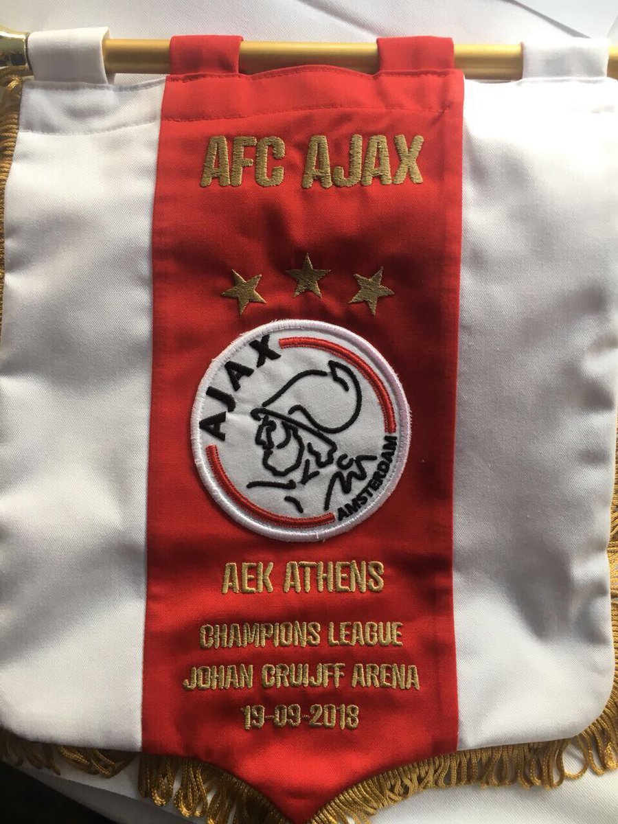 AEK_FC_OFFICIAL's tweet photo. Από τα χέρια του Εντβιν Φαν Ντερ Σαρ στον πρόεδρο της ΑΕΚ, Ευάγγελο Ασλανίδη το δώρο του Άγιαξ, το άγαλμα του Αίαντα του Τελαμώνιου, από τον οποίο έχει πάρει το ονομά της η μεγάλη ολλανδική ομάδα 
#UCL #matchday1 #AEKFC #aekfcteam2018_19 #aekfcseason2018_19 #aekfamily  #ajaaek https://t.co/HxHw6dVgT6