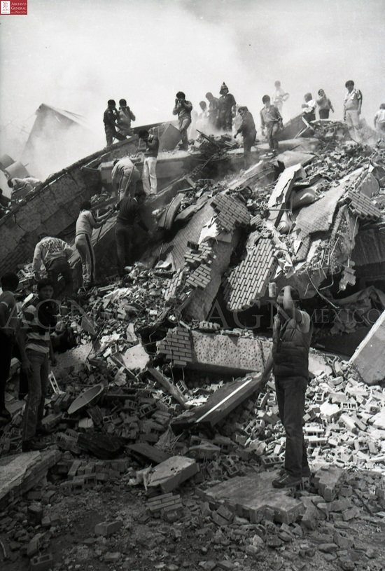 AGNMex's tweet photo. #UnDíaComoHoy de 1985, a las 7:19, la Ciudad de México fue sacudida por un sismo de 8.1 grados en la escala de Richter, con duración de minuto y medio. 
Ese mismo día @LaJornada cumplía su primer año de vida. #AGNMex
El #AGNRecuerda el sismo de 1985: https://t.co/QhwKT4VKOQ https://t.co/YUZ6vY4JFr