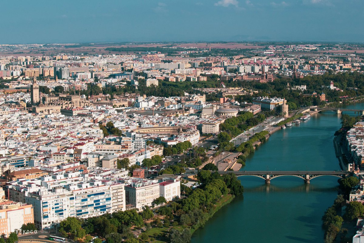 CIEESeville's tweet photo. Abraham Álvarez (aka Abekoco), #CIEESeville Student Life Coordinator and Photographer, went to explore the newly open bar at the 37th floor of Torre Sevilla. As a matter of fact, this is the highest point in the city, looking over the old town and Guadalquivir River. #StudyAbroad https://t.co/905MVRDFJs
