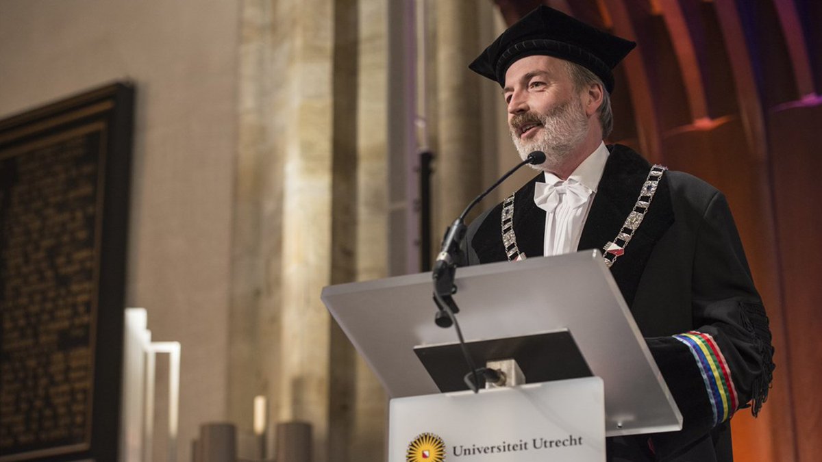 dubnieuws's tweet photo. Interview met rector Henk Kummeling van de @UniUtrecht over zijn eerste 100 dagen: onder meer over rode vierkantjes, posterboys, herkansingen en de UIT. 
 https://t.co/vIG1bTHNsL https://t.co/e4se3MKNxN