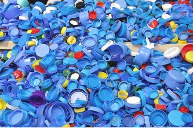 Yabancılara Vatandaşlık verme kampanyasına bir yenisi daha eklendi buna göre, 10 bin mavi kapak getirene Vatandaşlık verilecek