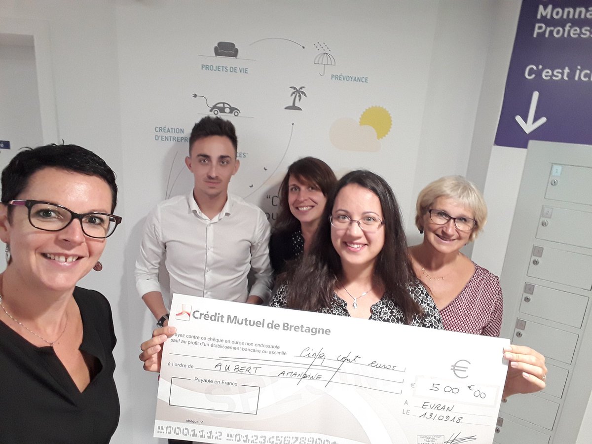 Remise du chèque de 500 € à Amandine Aubert qui a gagné au tirage au sort organiser par Suravenir Assurances en juin dernier. <a href="/CmbEvran/">CMB EVRAN</a> <a href="/JaimeCMArkea/">.</a> <a href="/CMBretagne/">CMBretagne</a>