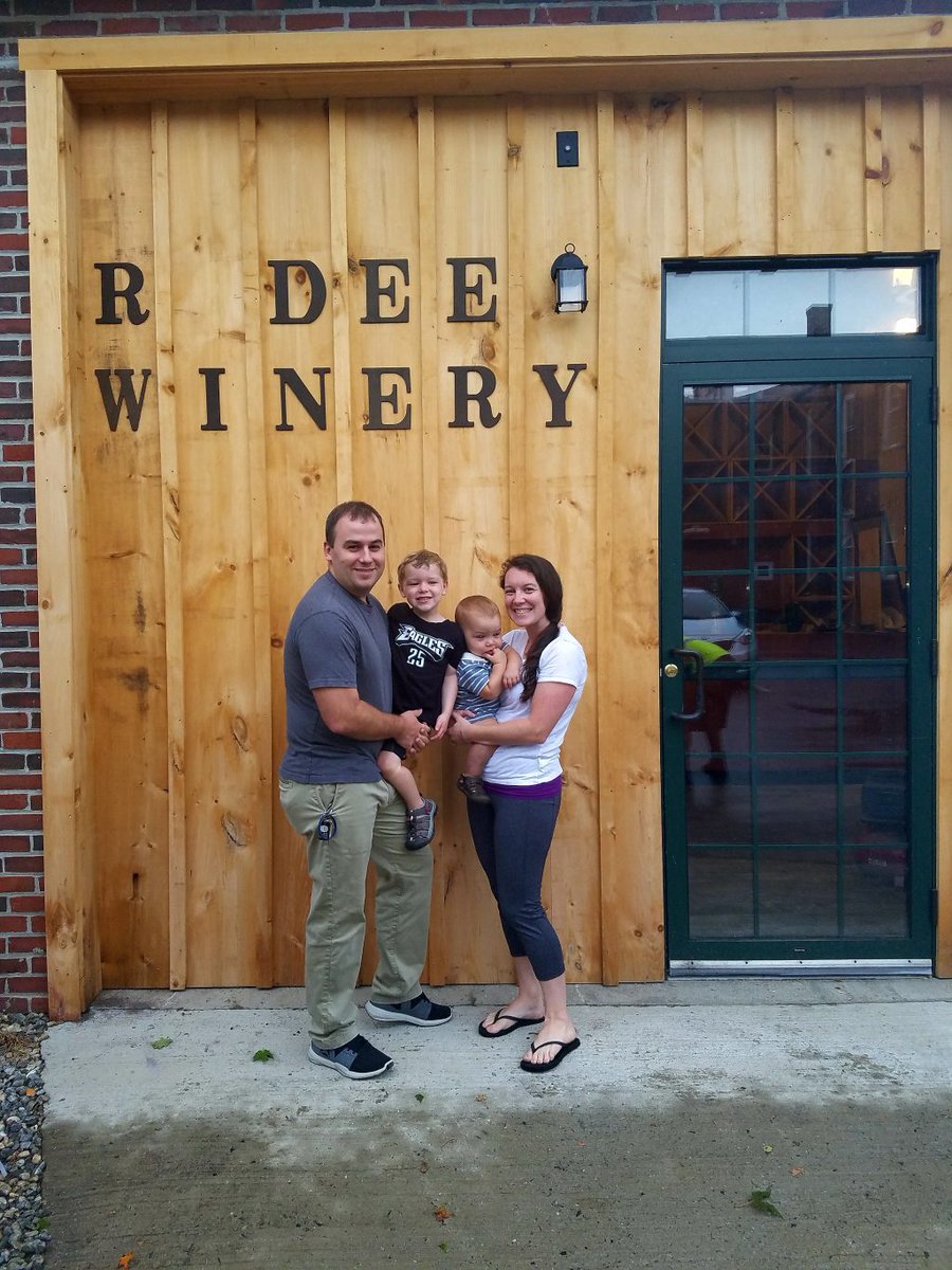 Winemaker Interview: Michele McAuliffe of R Dee Winery #womenwinemaker #connecticutwine #ctwine #winetasting threadsandvino.net/2018/09/19/win…