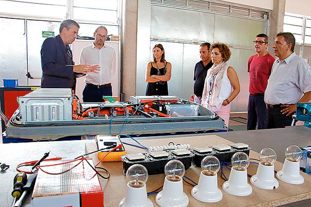 pespm's tweet photo. L' @ajuntamentSPM presenta al director del @IDAE_eficiencia el projecte SAVIES https://t.co/lMgVsDzUFR via @linformatiuSPM #SaviesSPM @CITCEA #v2grid #veSPM https://t.co/skeIGxvjrn