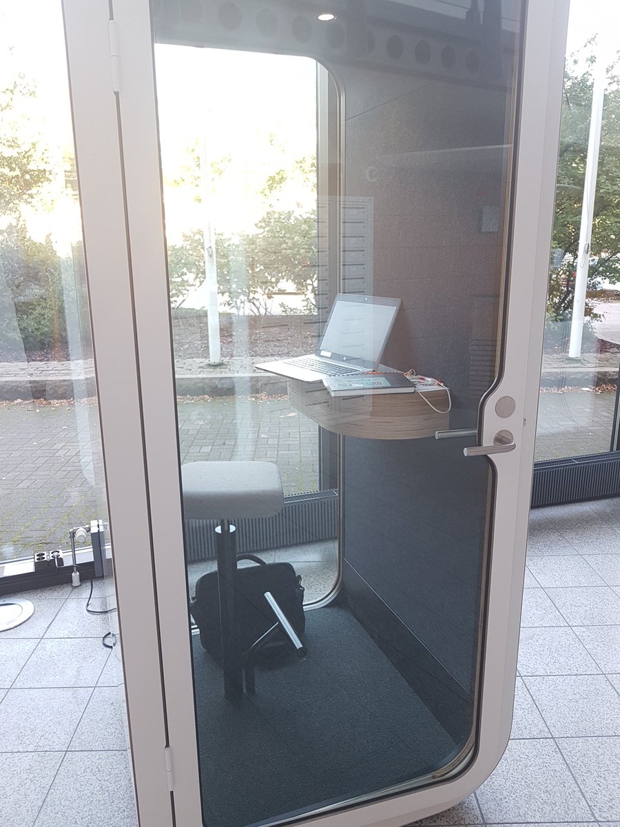 esa_partanen's tweet photo. Osallistuin äsken skype-palaveriin #Kotka'n #Datariina'n aulan uudessa äänieristetyssä puhelinkopissa. Toimi hienosti! #etäpalaverit #tilatehokkuus @frameryfinland https://t.co/Cb61jZsGh1