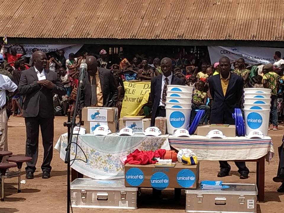 UEenRCA's tweet photo. Un table-banc et un livre pour chaque enfant! Sous ce thème l'année scolaire 2018-2019 a été lancée par Prés.Touadéra avec @SamuelaIsopiEU et @C_Muhigana  à l'école des Combattants #Bangui #UE est engageé à améliorer qualité et accès à l'éducation #PourChaqueEnfant de la #RCA! https://t.co/aLUoVuLKQK