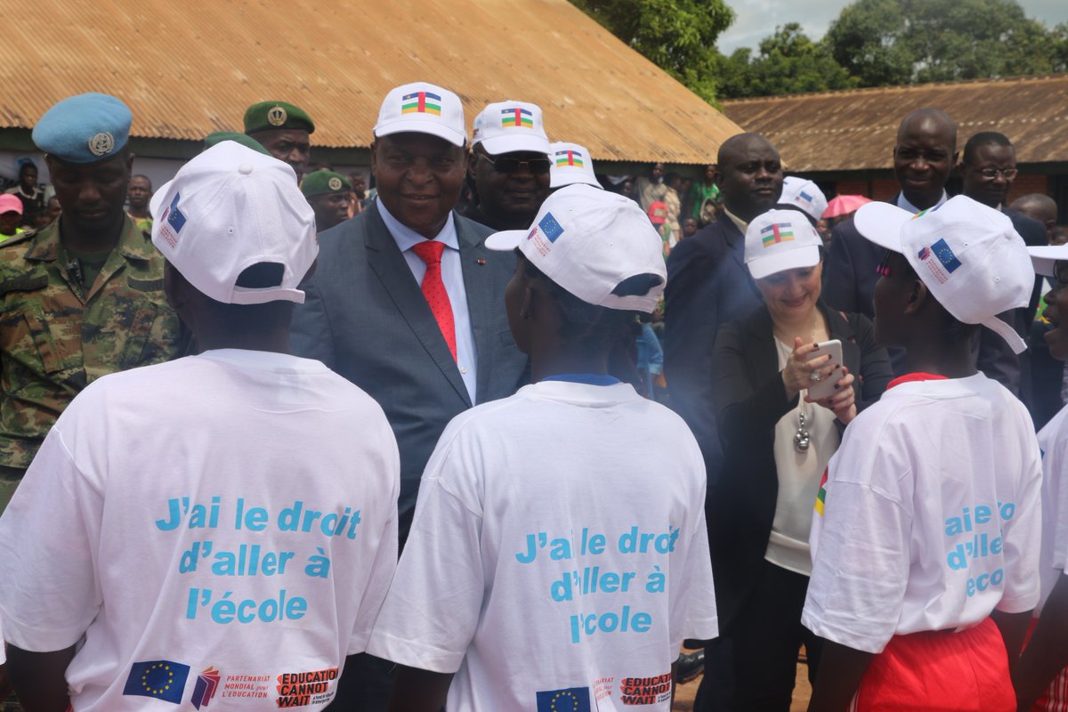 UEenRCA's tweet photo. Un table-banc et un livre pour chaque enfant! Sous ce thème l'année scolaire 2018-2019 a été lancée par Prés.Touadéra avec @SamuelaIsopiEU et @C_Muhigana  à l'école des Combattants #Bangui #UE est engageé à améliorer qualité et accès à l'éducation #PourChaqueEnfant de la #RCA! https://t.co/aLUoVuLKQK