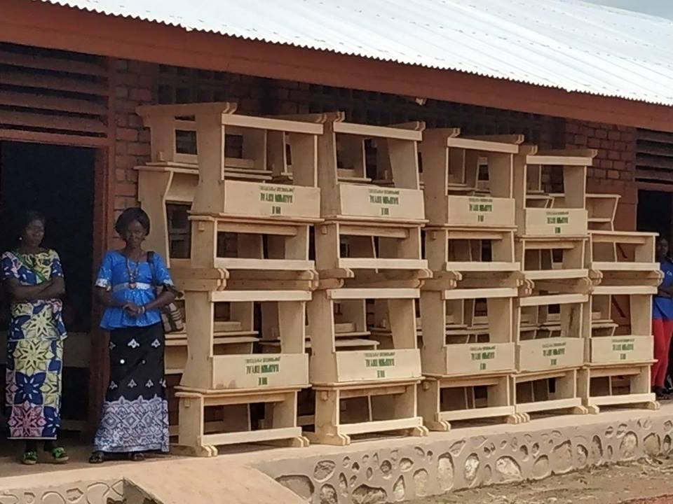 UEenRCA's tweet photo. Un table-banc et un livre pour chaque enfant! Sous ce thème l'année scolaire 2018-2019 a été lancée par Prés.Touadéra avec @SamuelaIsopiEU et @C_Muhigana  à l'école des Combattants #Bangui #UE est engageé à améliorer qualité et accès à l'éducation #PourChaqueEnfant de la #RCA! https://t.co/aLUoVuLKQK