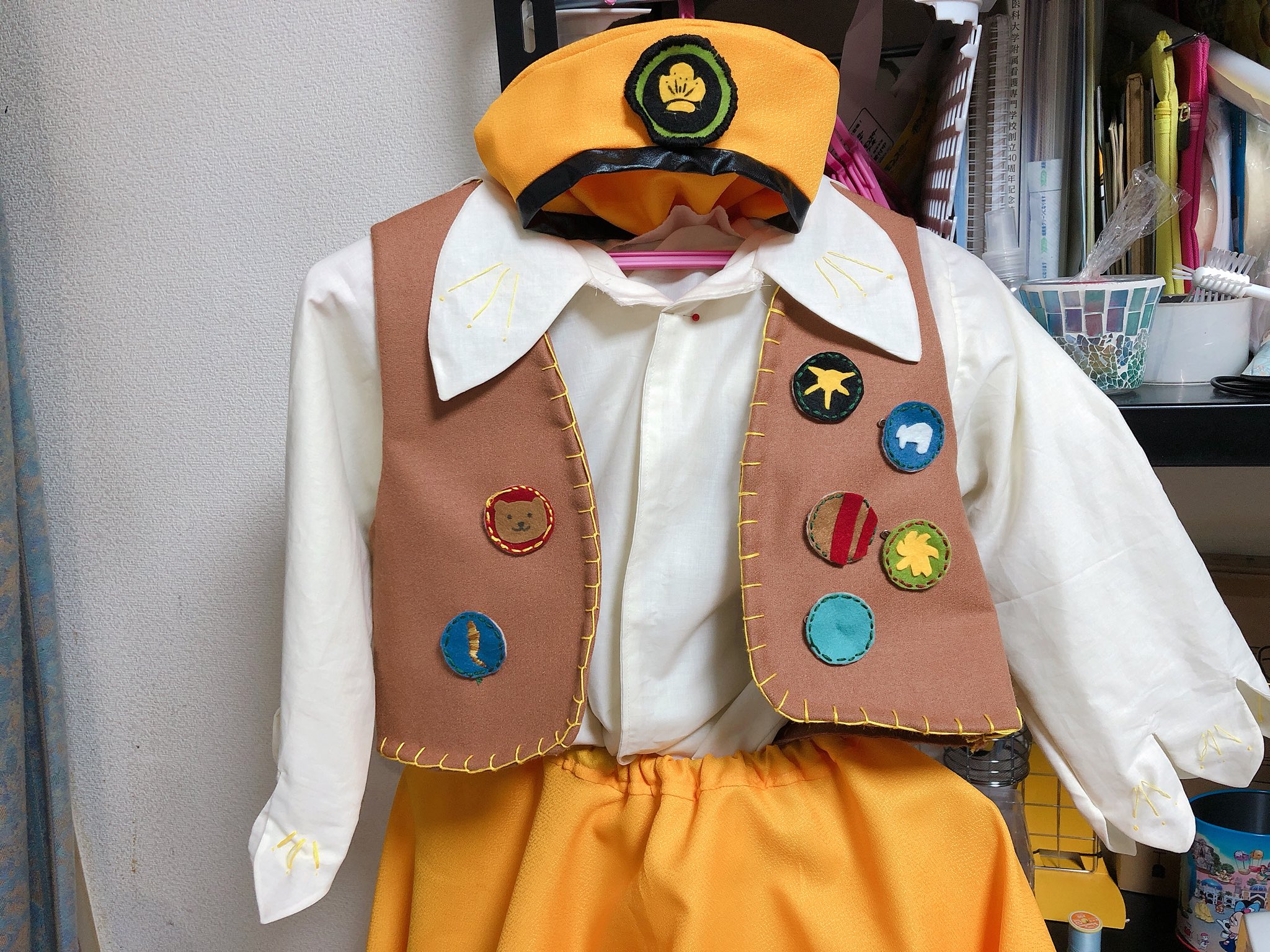 うにぱん 多忙低浮上 ちいさなプリンセスソフィアキンポウゲ団完成です 姉との共同製作 23日陸で着ようかな スカート ベレー帽 ブラウス 姉製作 ベスト ワッペン ベスト 刺繍 私製作 Dハロ仮装 Dハロ仮装18 うにぱん製作記 T Co