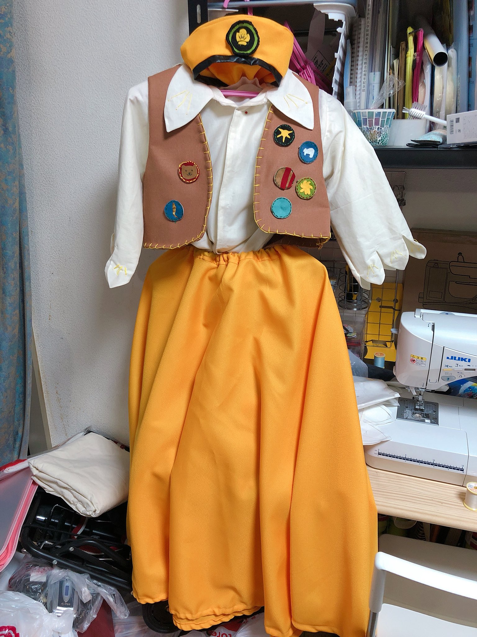 うにぱん 多忙低浮上 ちいさなプリンセスソフィアキンポウゲ団完成です 姉との共同製作 23日陸で着ようかな スカート ベレー帽 ブラウス 姉製作 ベスト ワッペン ベスト 刺繍 私製作 Dハロ仮装 Dハロ仮装18 うにぱん製作記 T Co