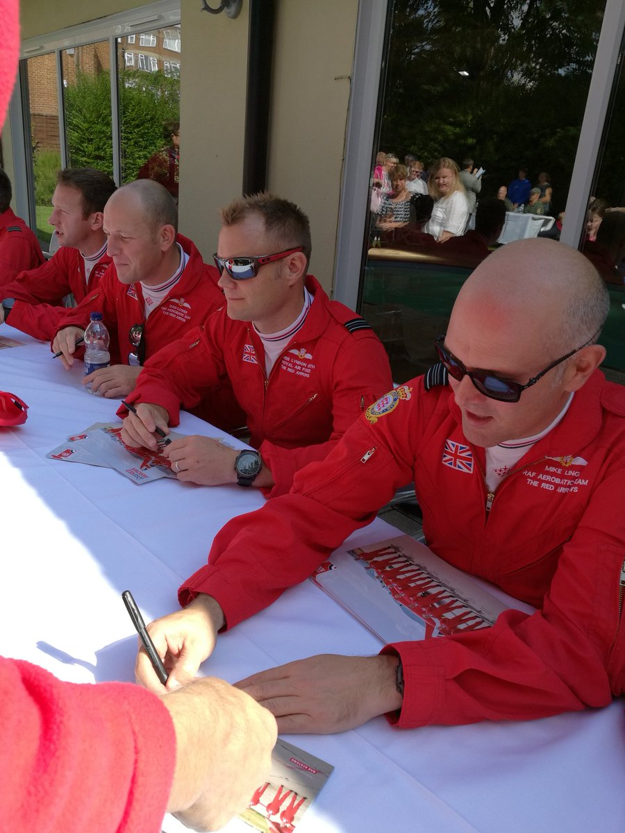 Adrianchard72's tweet photo. Gonna miss @MikeLingPilot π’ done a absolutely awesome job for the #Bestteamintheworld the mighty @rafredarrows will miss ya Mike n all the best for the future #yourdaman https://t.co/hQx4jldyMF