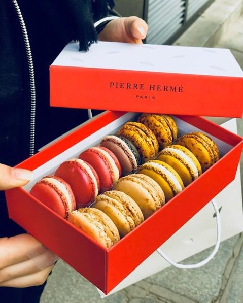 PierreHerme's tweet image. What time of the day do you prefer eating your #macarons 😋? After lunch for dessert or at teatime? 📸: bit.ly/2DiP0KS #PierreHerme #PicassoofPastry