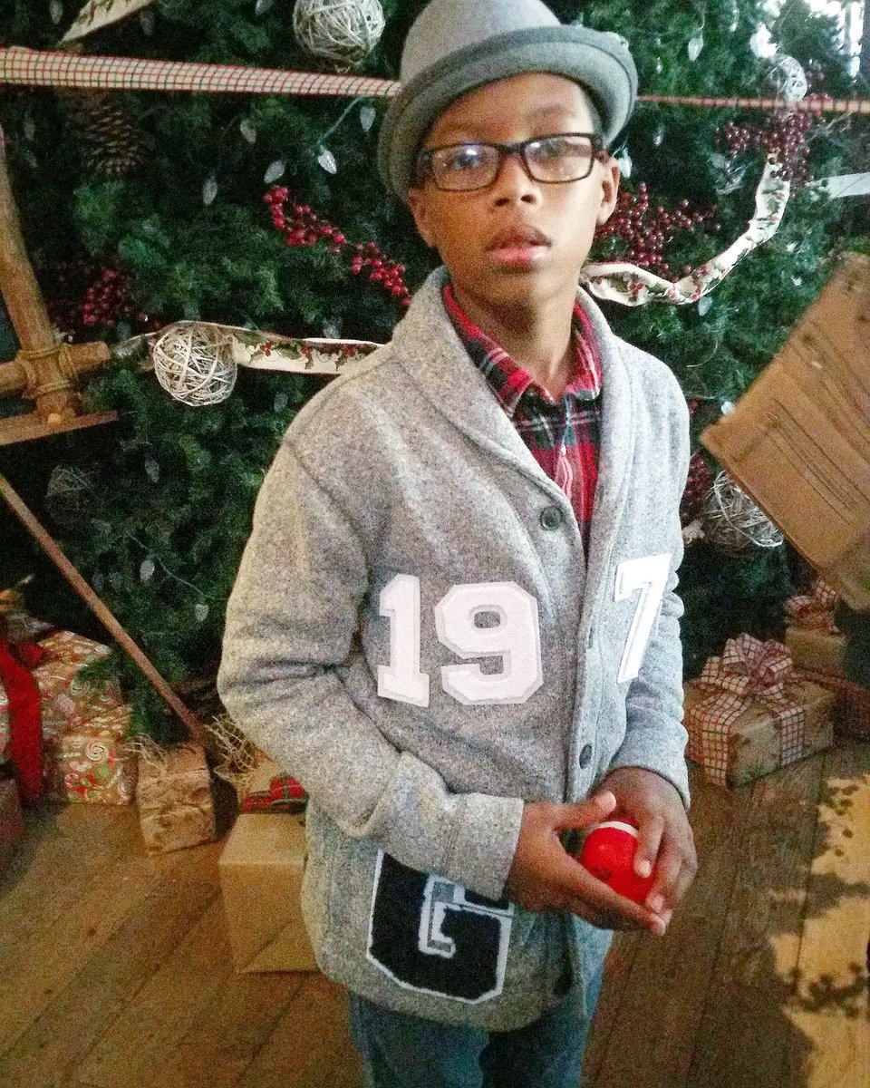 CRACKFINGER1's tweet photo. throwback to a couple christmases ago. my favorite time of year✌🏽✌🏽#fashion #stylechronicles https://t.co/6oSuSrAKMC https://t.co/hmo3XdYJaM