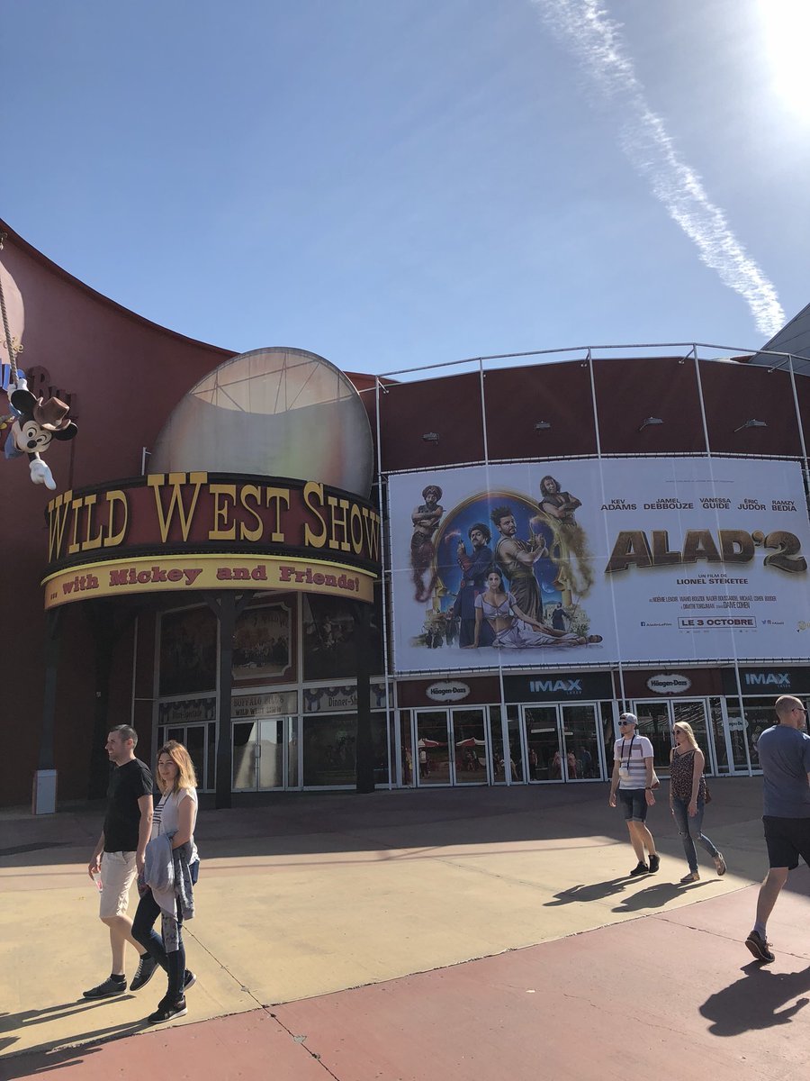 Ameliine_P's tweet photo. Hâte d’être le 03 Octobre pour le découvrir 😍 @kevadamsss @DebbouzeJamel #DisneylandParis #ALAD2 https://t.co/iZXGC1NC5N